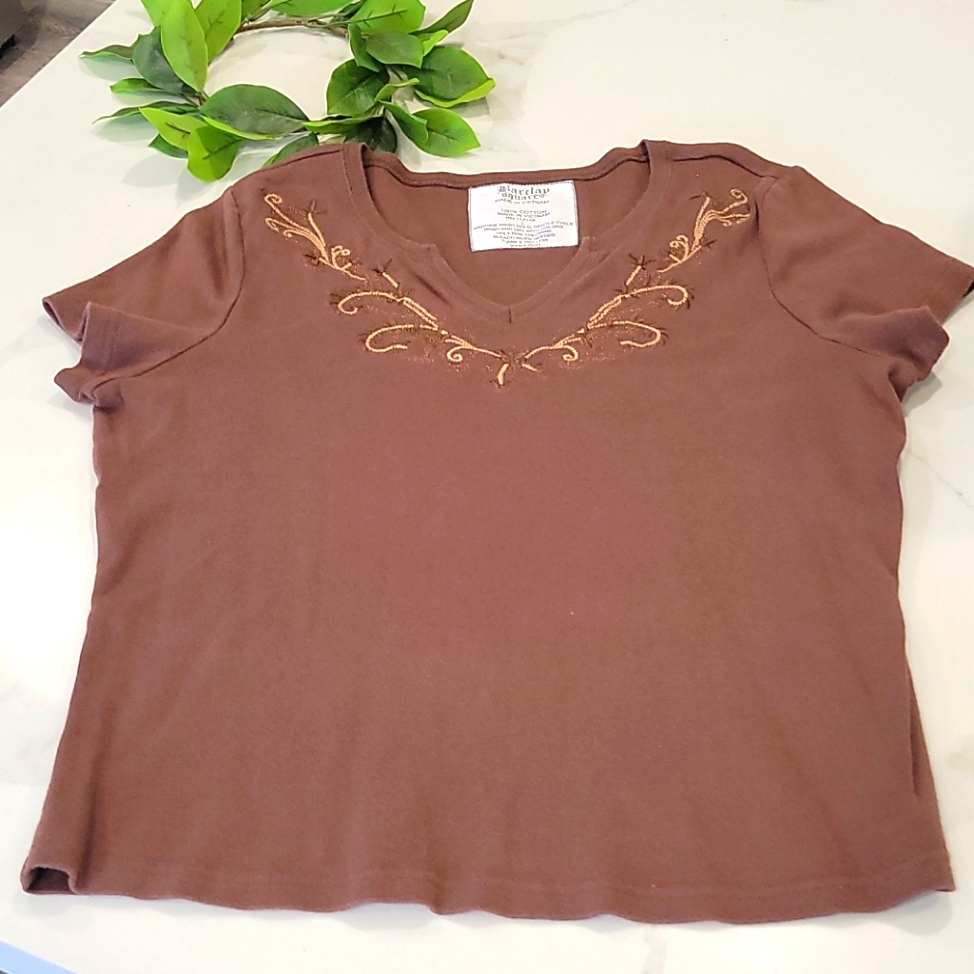 Brown Embroidery Neckline Shortsleeve Tee